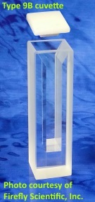 Halb-Mikro-Absorptionsküvette mit erhöhtem Boden. PTFE-Deckel, optisches Glas, Schichtdicke 10 x 1 mm